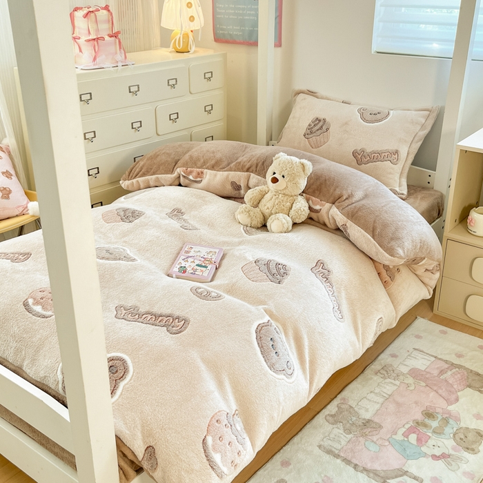 91家纺网 家纺一手货源 找家纺 川悦生活 2025新款立体雪花绒印花四件套学生床系列一场景一 巧克力熊