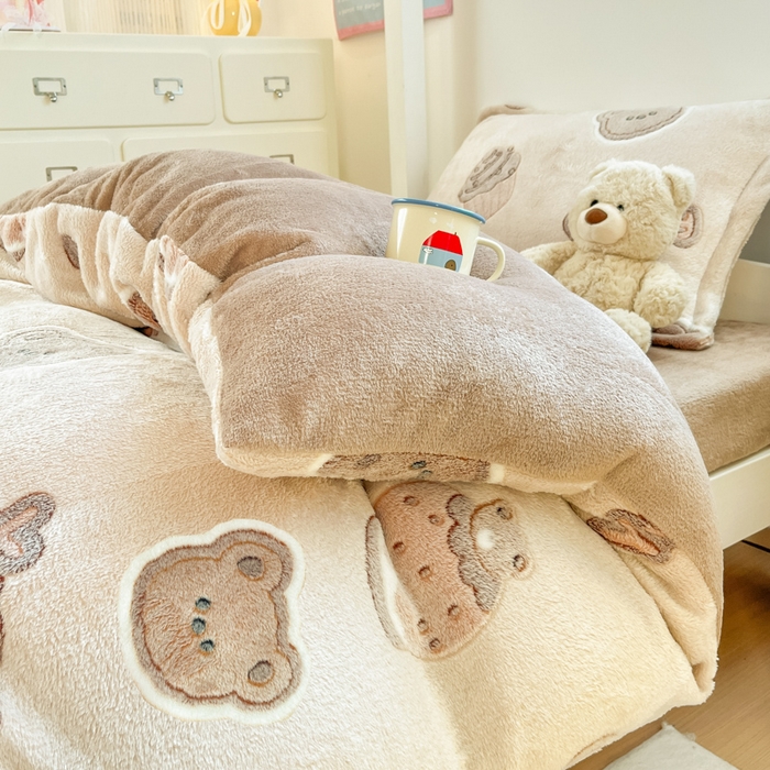 91家纺网 家纺一手货源 找家纺 川悦生活 2025新款立体雪花绒印花四件套学生床系列一场景一 巧克力熊