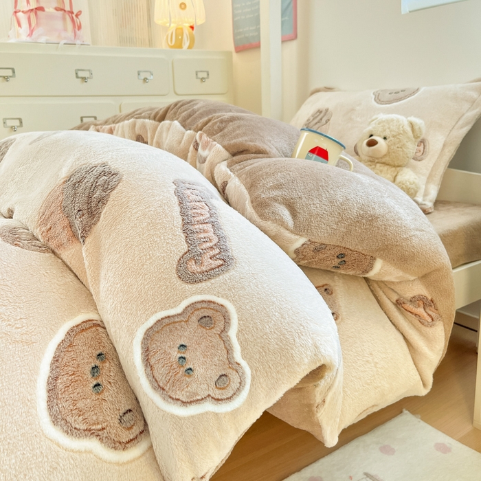 91家纺网 家纺一手货源 找家纺 川悦生活 2025新款立体雪花绒印花四件套学生床系列一场景一 巧克力熊