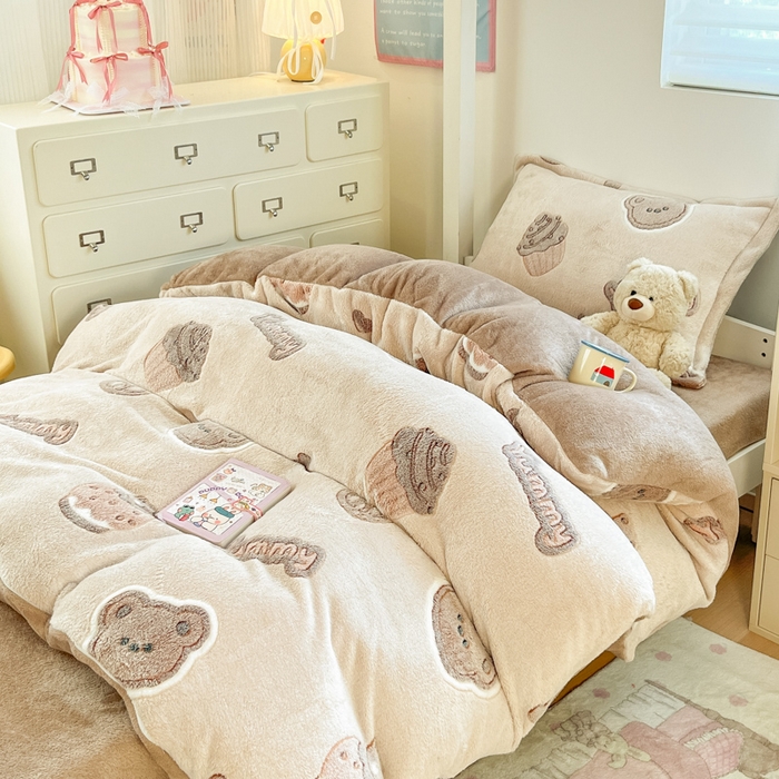 91家纺网 家纺一手货源 找家纺 川悦生活 2025新款立体雪花绒印花四件套学生床系列一场景一 巧克力熊