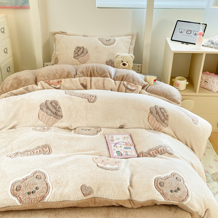 91家纺网 家纺一手货源 找家纺 川悦生活 2025新款立体雪花绒印花四件套学生床系列一场景一 巧克力熊