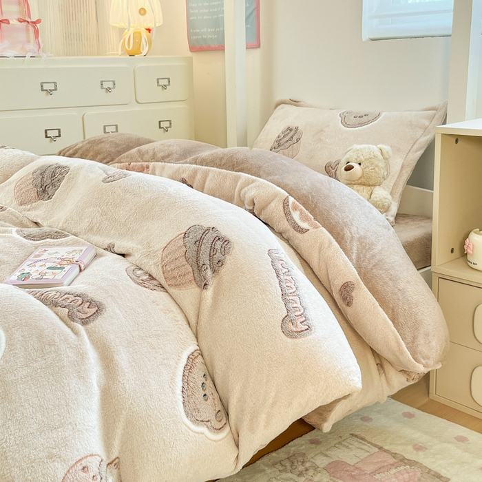 91家纺网 家纺一手货源 找家纺 川悦生活 2025新款立体雪花绒印花四件套学生床系列一场景一 巧克力熊