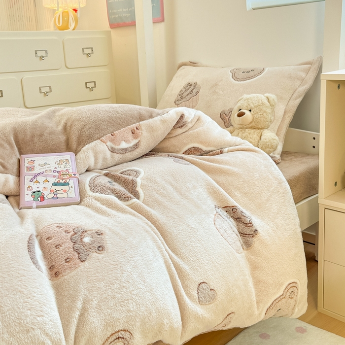 91家纺网 家纺一手货源 找家纺 川悦生活 2025新款立体雪花绒印花四件套学生床系列一场景一 巧克力熊