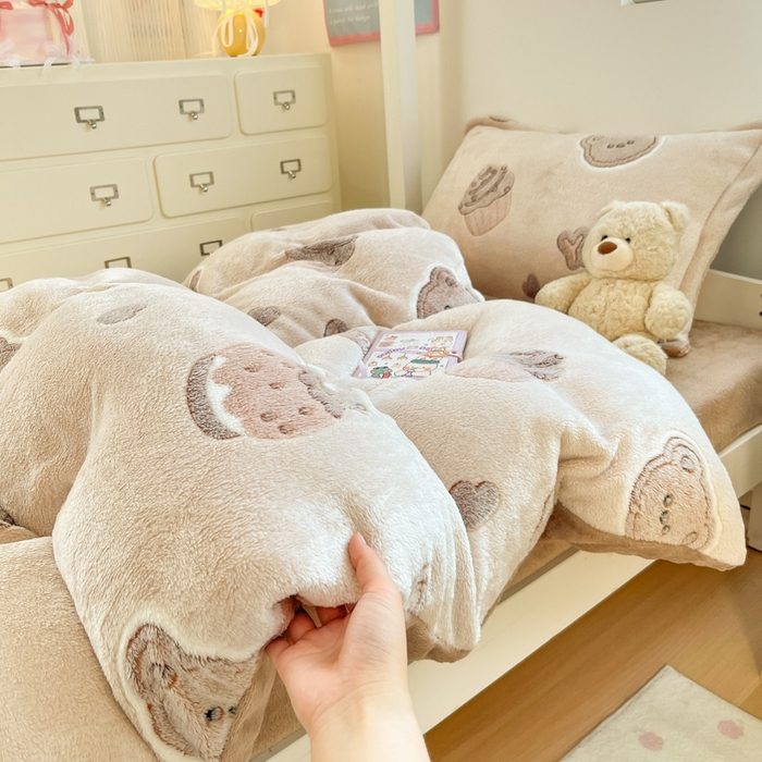 91家纺网 家纺一手货源 找家纺 川悦生活 2025新款立体雪花绒印花四件套学生床系列一场景一 巧克力熊