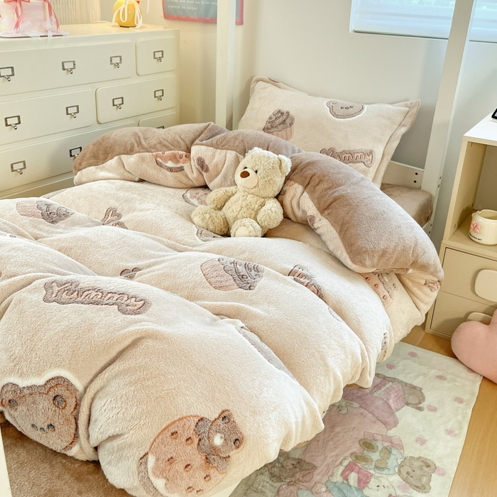 91家纺网 家纺一手货源 找家纺 川悦生活 2025新款立体雪花绒印花四件套学生床系列一场景一 巧克力熊