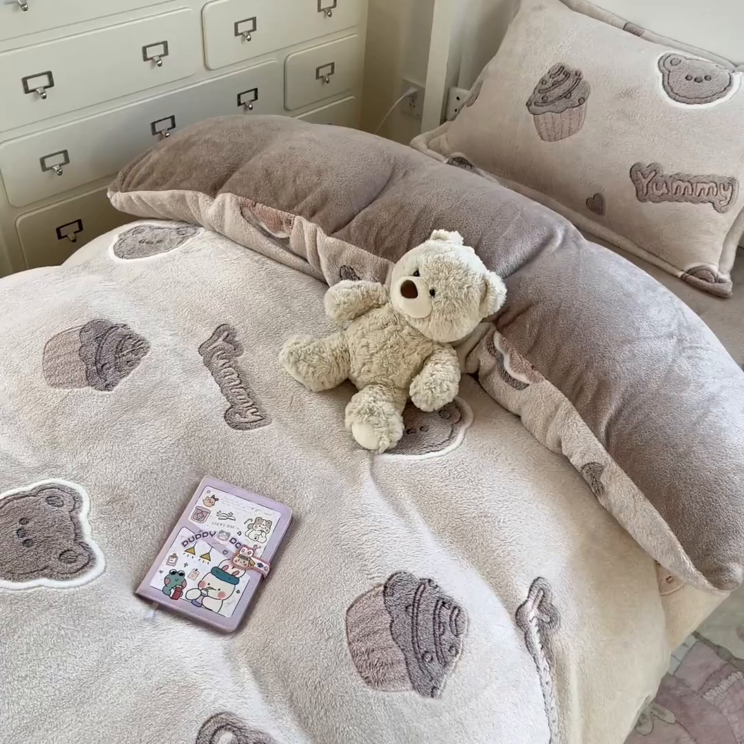 91家纺网 家纺一手货源 找家纺 川悦生活 2025新款立体雪花绒印花四件套学生床系列一场景一 巧克力熊