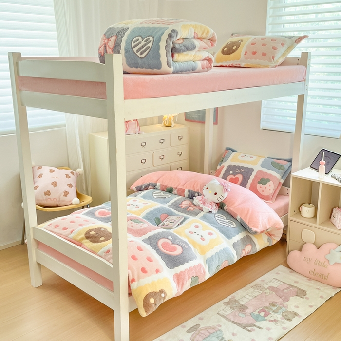 91家纺网 家纺一手货源 找家纺 川悦生活 2025新款立体雪花绒印花四件套学生床系列一场景一 甜蜜日常粉