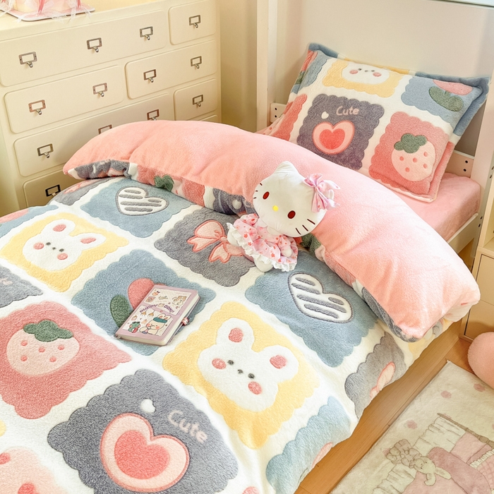 91家纺网 家纺一手货源 找家纺 川悦生活 2025新款立体雪花绒印花四件套学生床系列一场景一 甜蜜日常粉