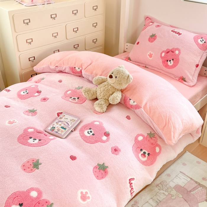 91家纺网 家纺一手货源 找家纺 川悦生活 2025新款立体雪花绒印花四件套学生床系列一场景一 甜系粉熊