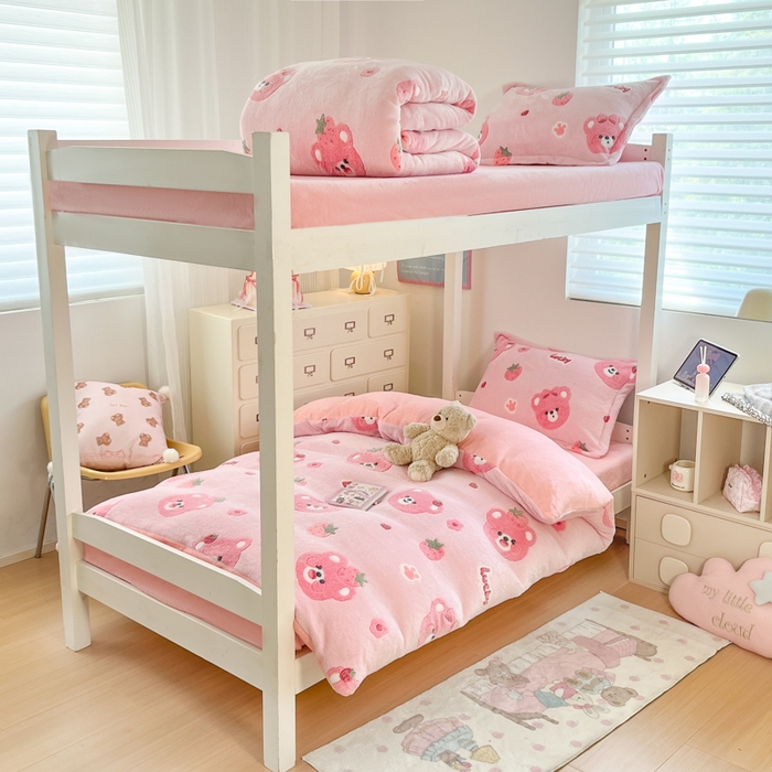 91家纺网 家纺一手货源 找家纺 川悦生活 2025新款立体雪花绒印花四件套学生床系列一场景一 甜系粉熊