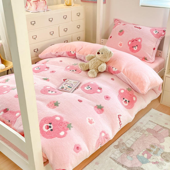 91家纺网 家纺一手货源 找家纺 川悦生活 2025新款立体雪花绒印花四件套学生床系列一场景一 甜系粉熊