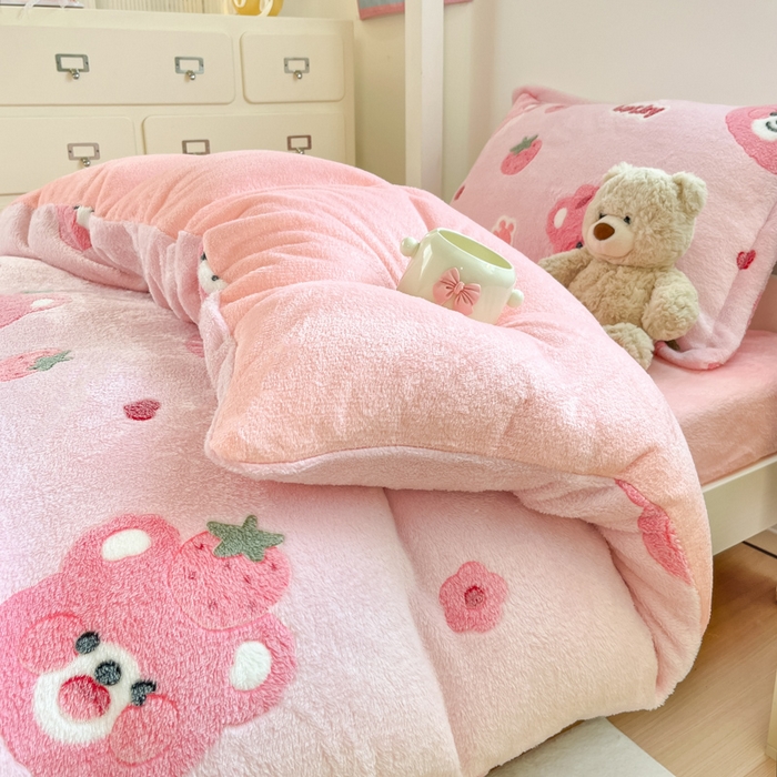 91家纺网 家纺一手货源 找家纺 川悦生活 2025新款立体雪花绒印花四件套学生床系列一场景一 甜系粉熊