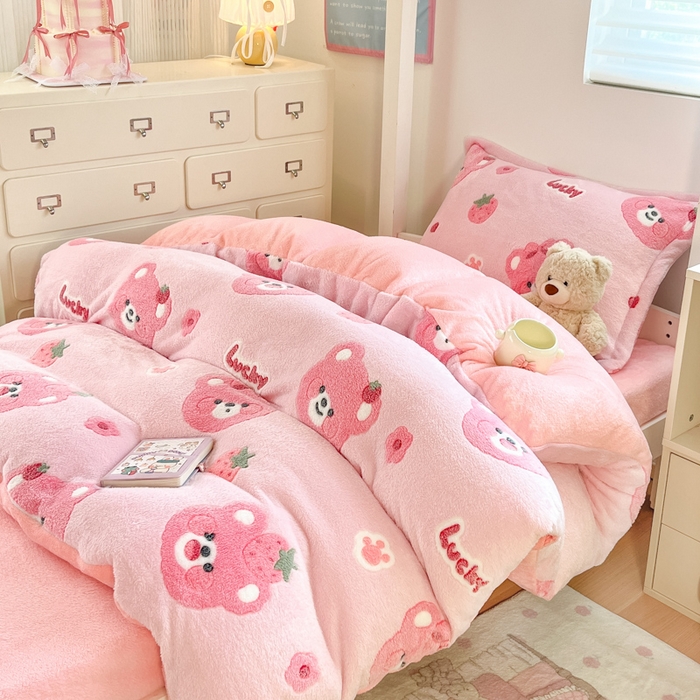 91家纺网 家纺一手货源 找家纺 川悦生活 2025新款立体雪花绒印花四件套学生床系列一场景一 甜系粉熊