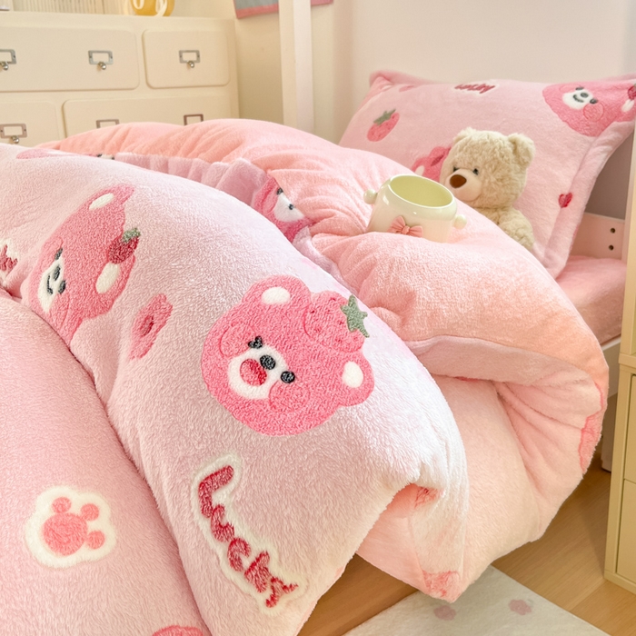 91家纺网 家纺一手货源 找家纺 川悦生活 2025新款立体雪花绒印花四件套学生床系列一场景一 甜系粉熊