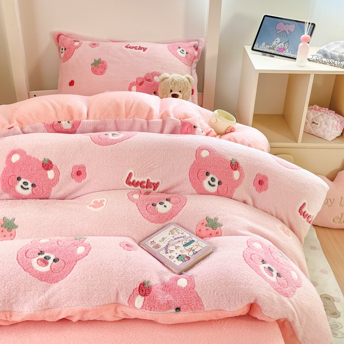 91家纺网 家纺一手货源 找家纺 川悦生活 2025新款立体雪花绒印花四件套学生床系列一场景一 甜系粉熊