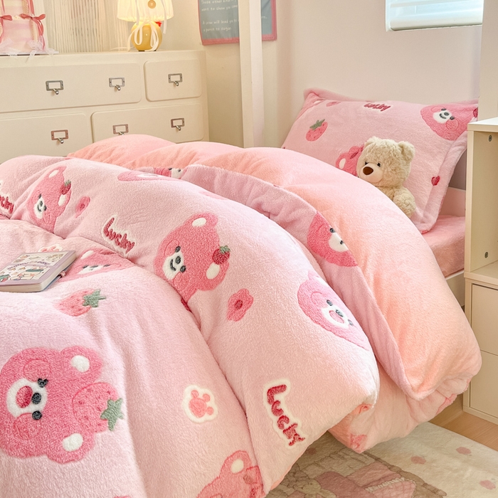 91家纺网 家纺一手货源 找家纺 川悦生活 2025新款立体雪花绒印花四件套学生床系列一场景一 甜系粉熊