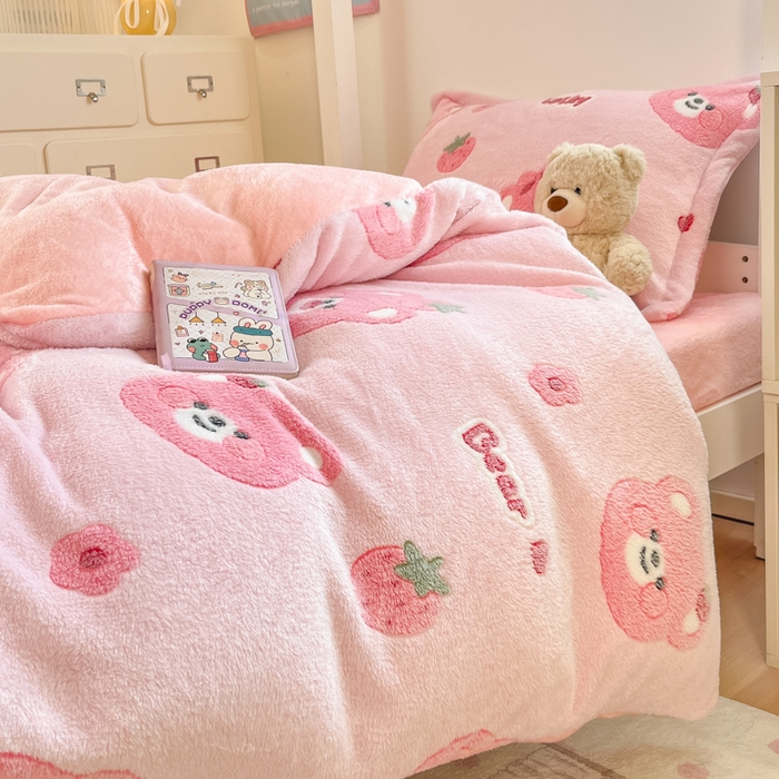 91家纺网 家纺一手货源 找家纺 川悦生活 2025新款立体雪花绒印花四件套学生床系列一场景一 甜系粉熊