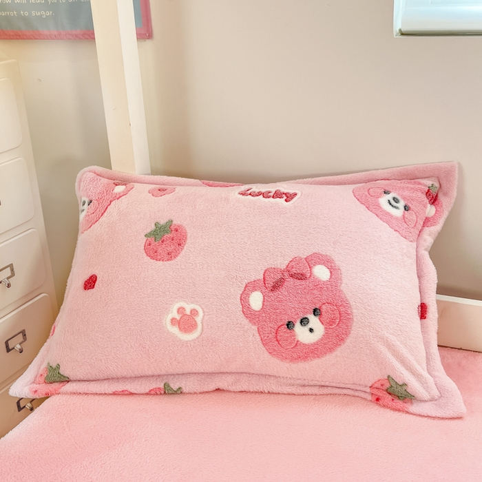 91家纺网 家纺一手货源 找家纺 川悦生活 2025新款立体雪花绒印花四件套学生床系列一场景一 甜系粉熊