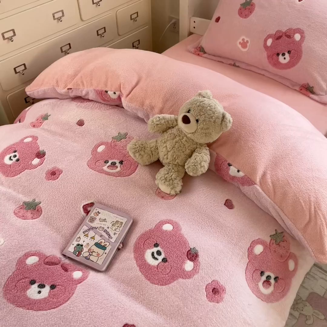 91家纺网 家纺一手货源 找家纺 川悦生活 2025新款立体雪花绒印花四件套学生床系列一场景一 甜系粉熊