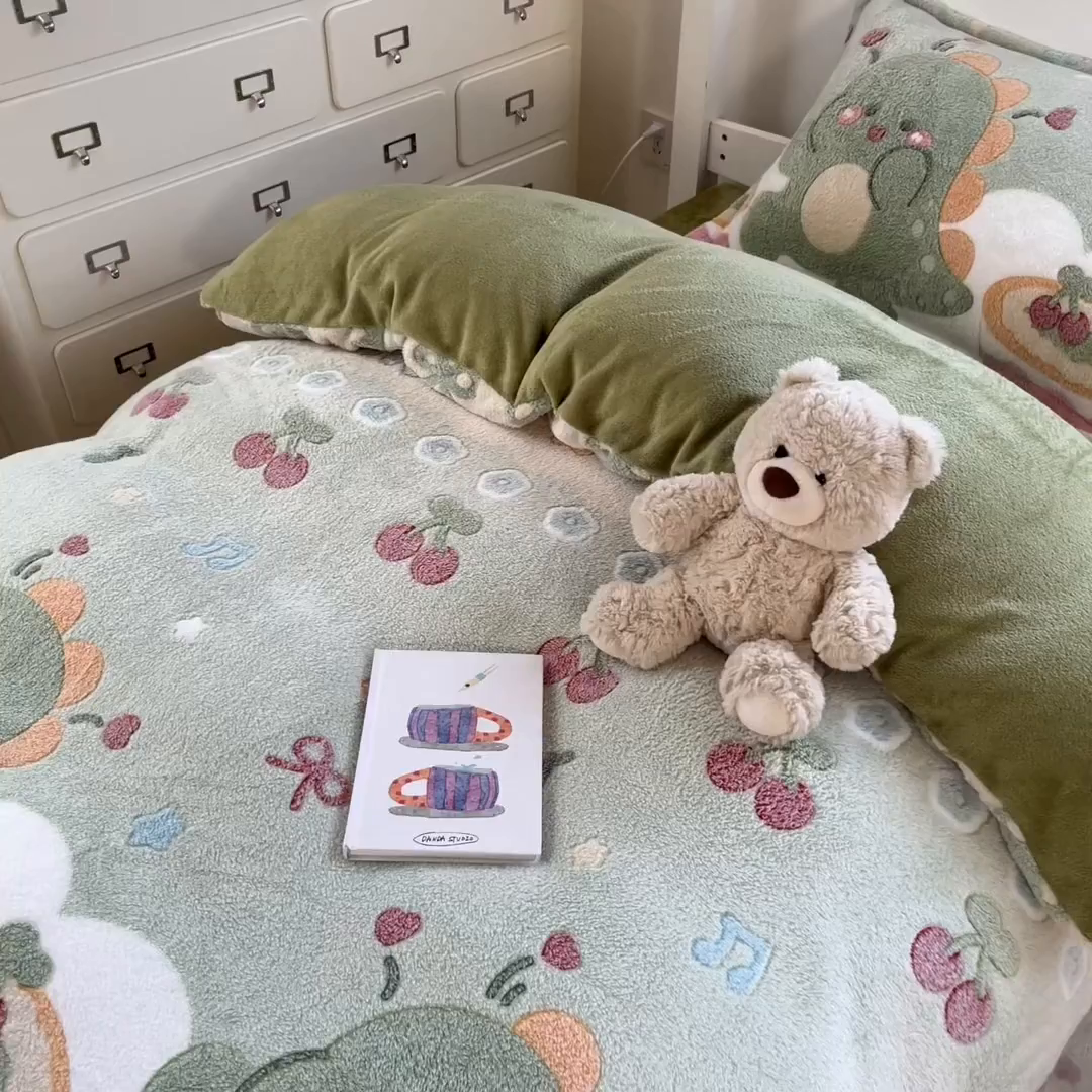 91家纺网 家纺一手货源 找家纺 川悦生活 2025新款立体雪花绒印花四件套学生床系列一场景一 甜系龙龙