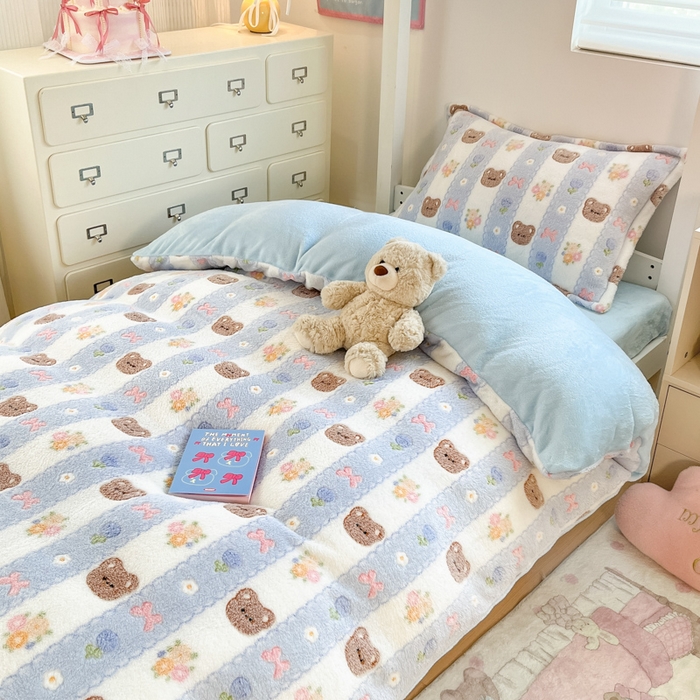 91家纺网 家纺一手货源 找家纺 川悦生活 2025新款立体雪花绒印花四件套学生床系列一场景一 小熊花园