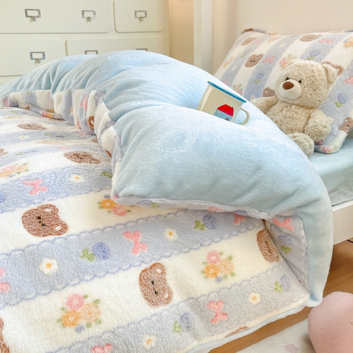 91家纺网 家纺一手货源 找家纺 川悦生活 2025新款立体雪花绒印花四件套学生床系列一场景一 小熊花园