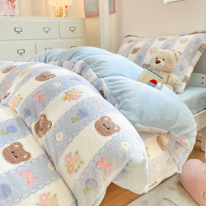 91家纺网 家纺一手货源 找家纺 川悦生活 2025新款立体雪花绒印花四件套学生床系列一场景一 小熊花园