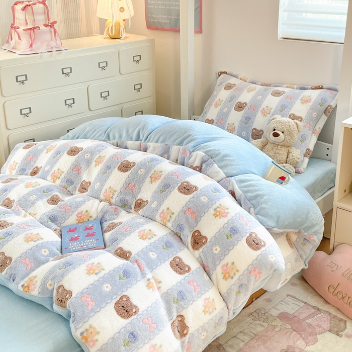 91家纺网 家纺一手货源 找家纺 川悦生活 2025新款立体雪花绒印花四件套学生床系列一场景一 小熊花园