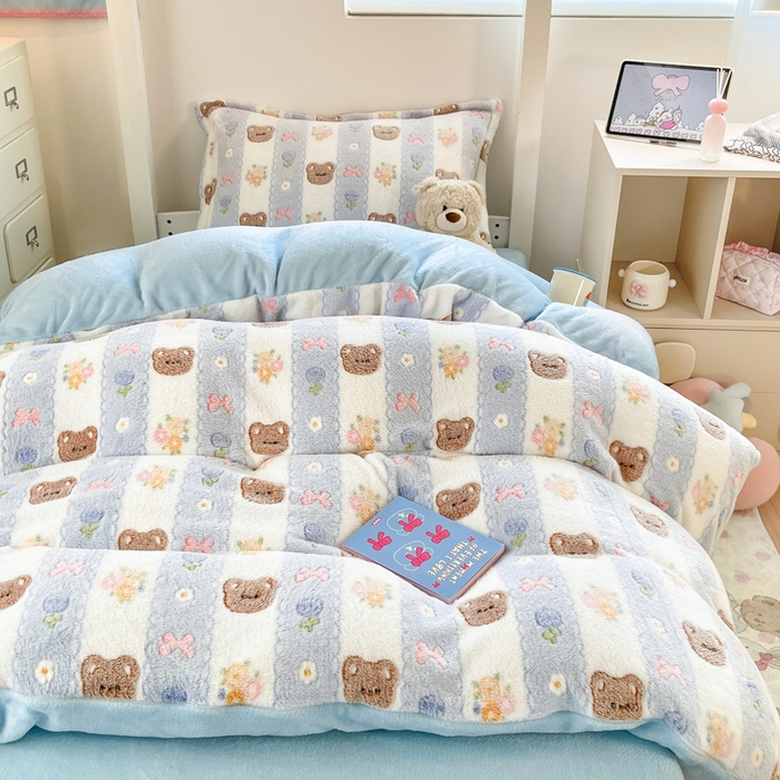 91家纺网 家纺一手货源 找家纺 川悦生活 2025新款立体雪花绒印花四件套学生床系列一场景一 小熊花园