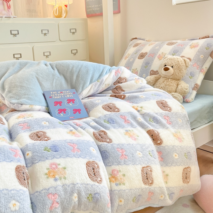 91家纺网 家纺一手货源 找家纺 川悦生活 2025新款立体雪花绒印花四件套学生床系列一场景一 小熊花园