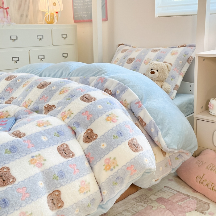 91家纺网 家纺一手货源 找家纺 川悦生活 2025新款立体雪花绒印花四件套学生床系列一场景一 小熊花园