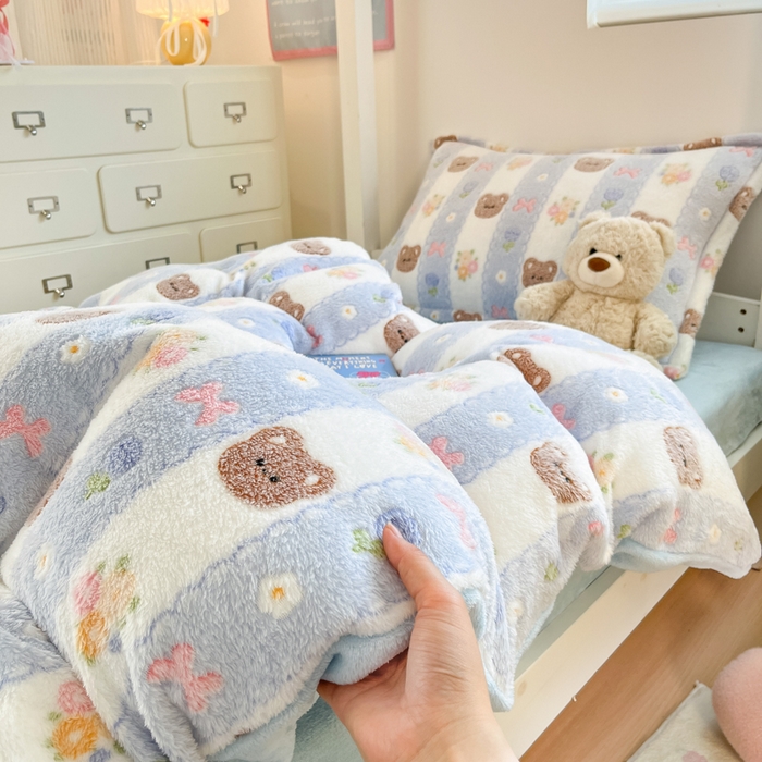 91家纺网 家纺一手货源 找家纺 川悦生活 2025新款立体雪花绒印花四件套学生床系列一场景一 小熊花园