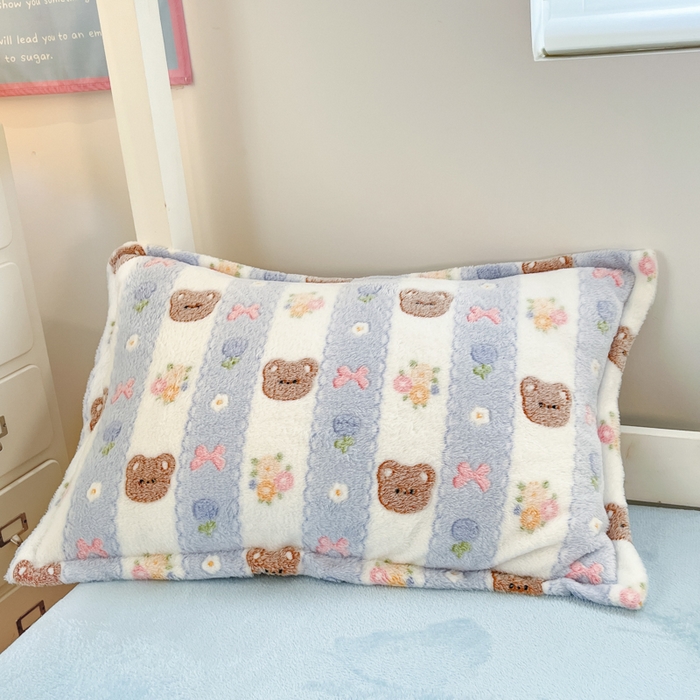 91家纺网 家纺一手货源 找家纺 川悦生活 2025新款立体雪花绒印花四件套学生床系列一场景一 小熊花园