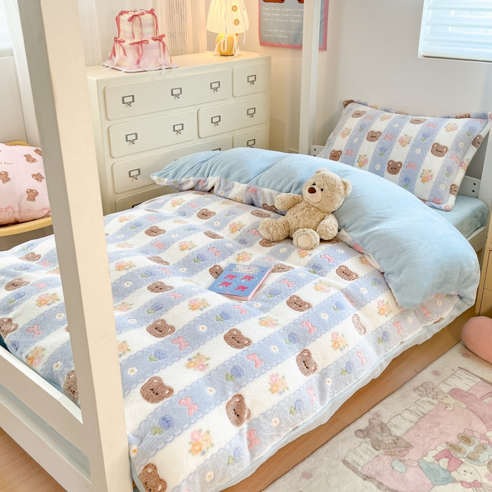 91家纺网 家纺一手货源 找家纺 川悦生活 2025新款立体雪花绒印花四件套学生床系列一场景一 小熊花园