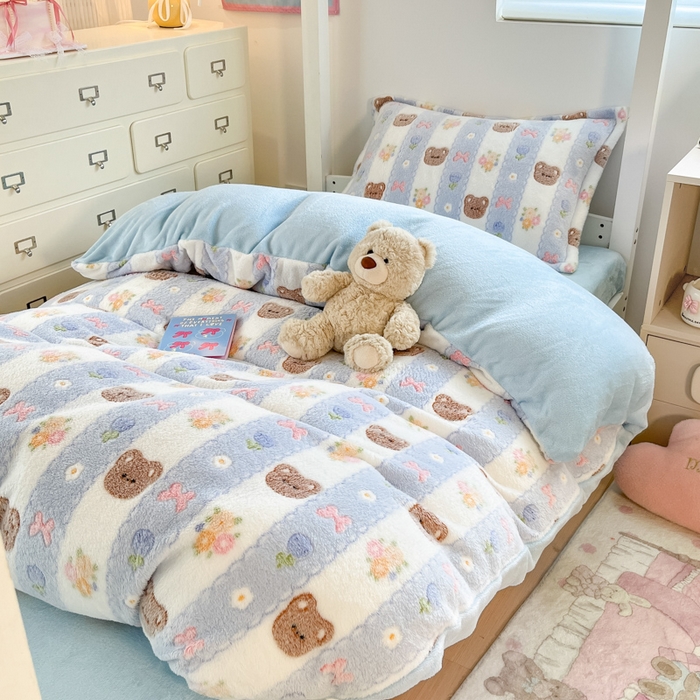 91家纺网 家纺一手货源 找家纺 川悦生活 2025新款立体雪花绒印花四件套学生床系列一场景一 小熊花园