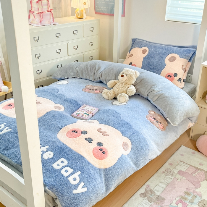 91家纺网 家纺一手货源 找家纺 川悦生活 2025新款立体雪花绒印花四件套学生床系列一场景一 熊小巴