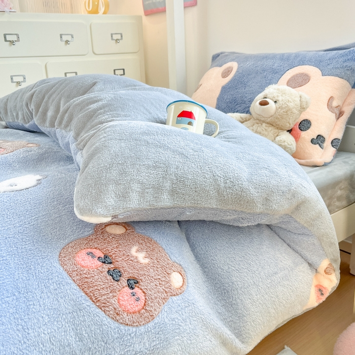 91家纺网 家纺一手货源 找家纺 川悦生活 2025新款立体雪花绒印花四件套学生床系列一场景一 熊小巴