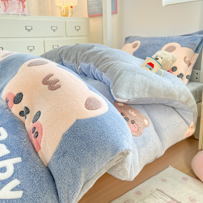 91家纺网 家纺一手货源 找家纺 川悦生活 2025新款立体雪花绒印花四件套学生床系列一场景一 熊小巴