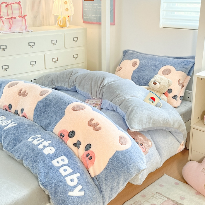 91家纺网 家纺一手货源 找家纺 川悦生活 2025新款立体雪花绒印花四件套学生床系列一场景一 熊小巴