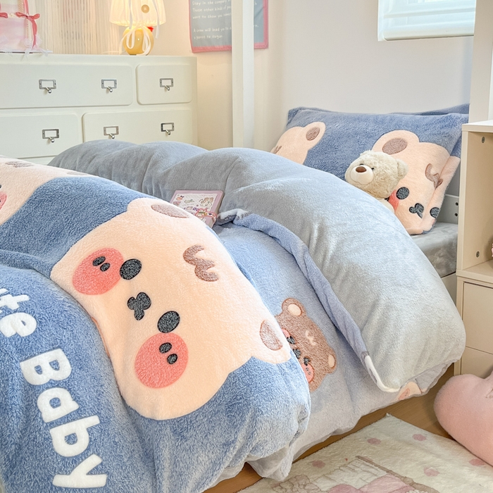 91家纺网 家纺一手货源 找家纺 川悦生活 2025新款立体雪花绒印花四件套学生床系列一场景一 熊小巴