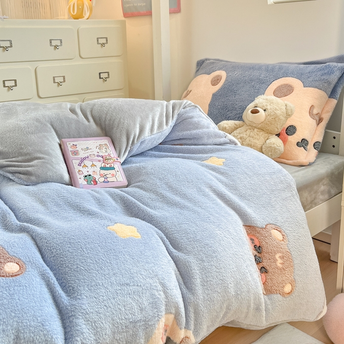 91家纺网 家纺一手货源 找家纺 川悦生活 2025新款立体雪花绒印花四件套学生床系列一场景一 熊小巴