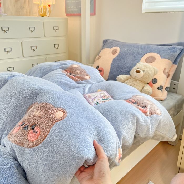 91家纺网 家纺一手货源 找家纺 川悦生活 2025新款立体雪花绒印花四件套学生床系列一场景一 熊小巴