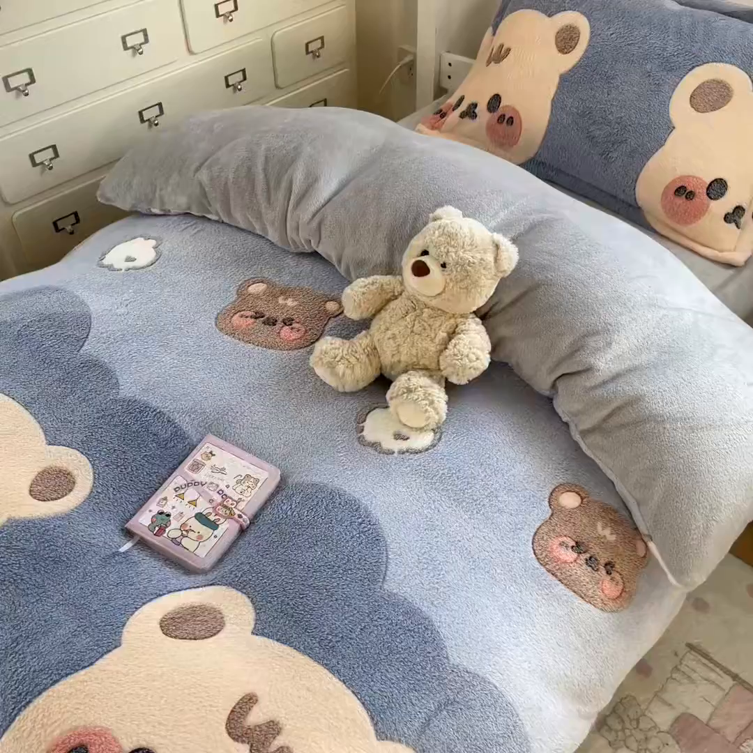 91家纺网 家纺一手货源 找家纺 川悦生活 2025新款立体雪花绒印花四件套学生床系列一场景一 熊小巴