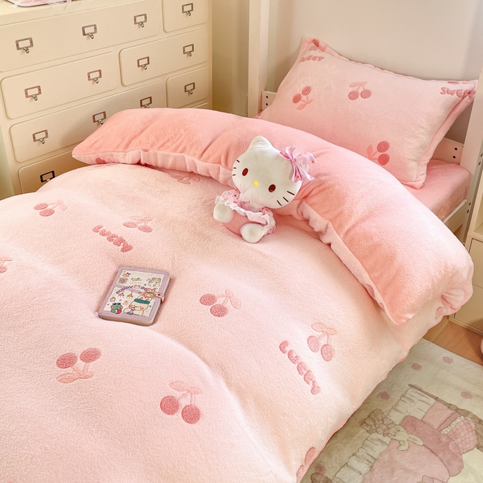 91家纺网 家纺一手货源 找家纺 川悦生活 2025新款立体雪花绒印花四件套学生床系列一场景一 ins樱桃