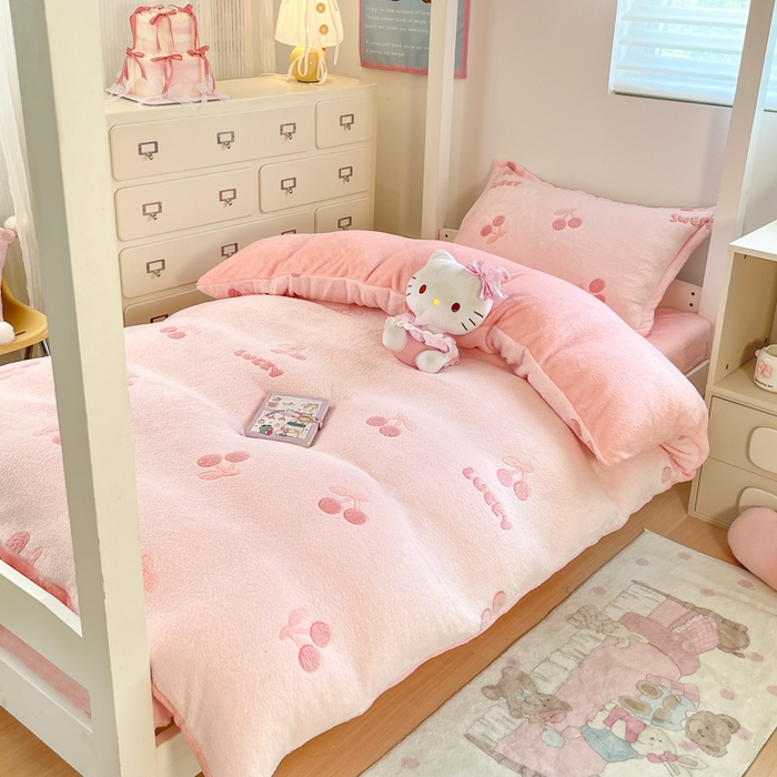 91家纺网 家纺一手货源 找家纺 川悦生活 2025新款立体雪花绒印花四件套学生床系列一场景一 ins樱桃