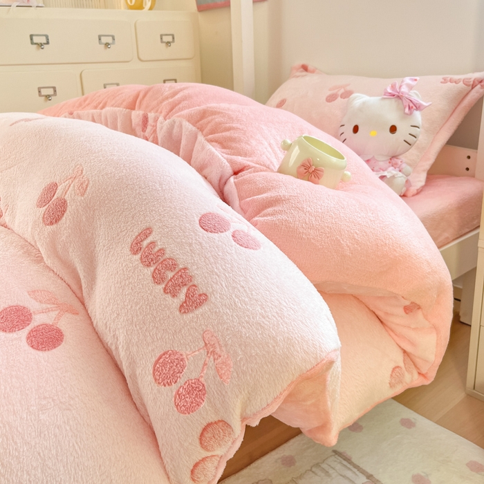 91家纺网 家纺一手货源 找家纺 川悦生活 2025新款立体雪花绒印花四件套学生床系列一场景一 ins樱桃