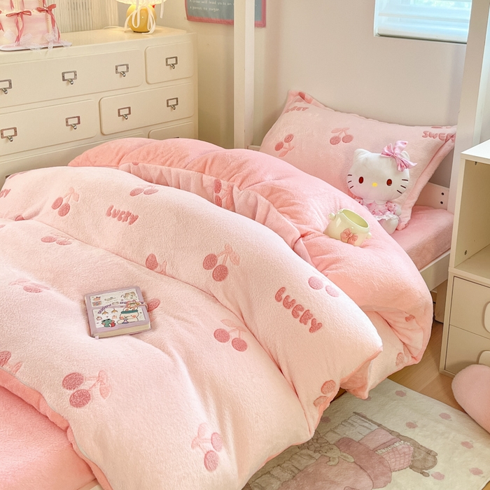 91家纺网 家纺一手货源 找家纺 川悦生活 2025新款立体雪花绒印花四件套学生床系列一场景一 ins樱桃
