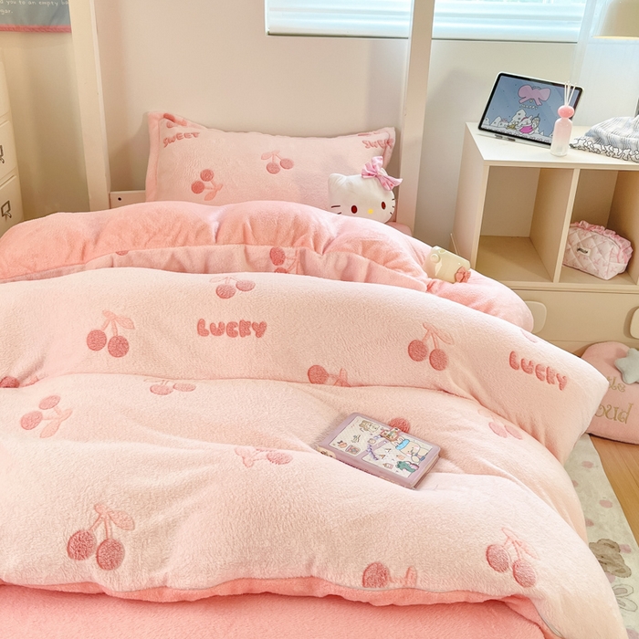 91家纺网 家纺一手货源 找家纺 川悦生活 2025新款立体雪花绒印花四件套学生床系列一场景一 ins樱桃