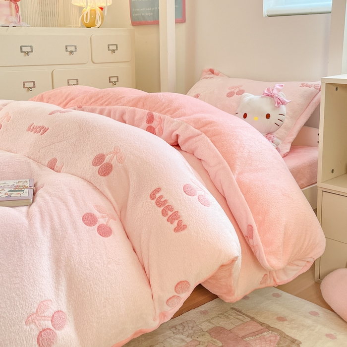 91家纺网 家纺一手货源 找家纺 川悦生活 2025新款立体雪花绒印花四件套学生床系列一场景一 ins樱桃