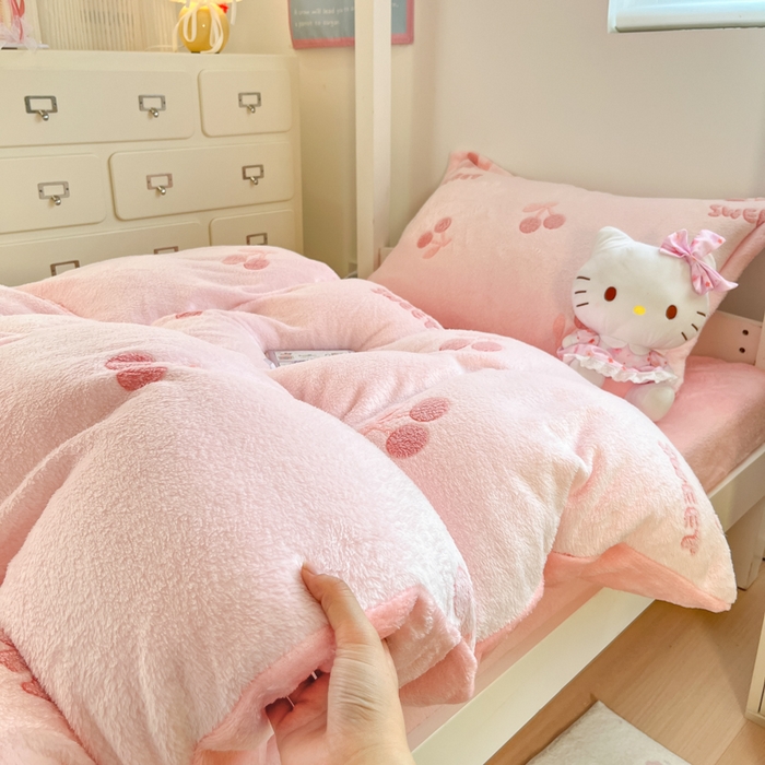 91家纺网 家纺一手货源 找家纺 川悦生活 2025新款立体雪花绒印花四件套学生床系列一场景一 ins樱桃